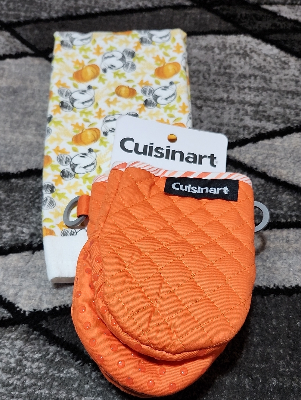CUISINART 2-PK ORANGE SILICON-GRIP MINI OVEN MITTS & DISNEY MICKEY-MOUSE TOWEL